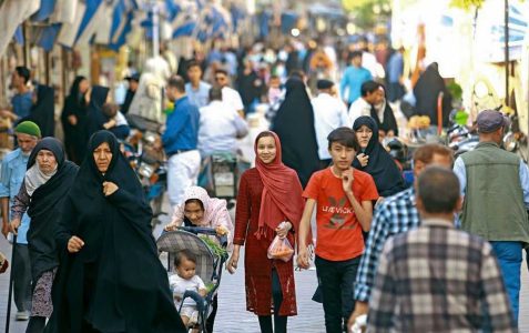 سوغات، غذا ها و لباس های افغانستانی در شهر فروخته می شود!