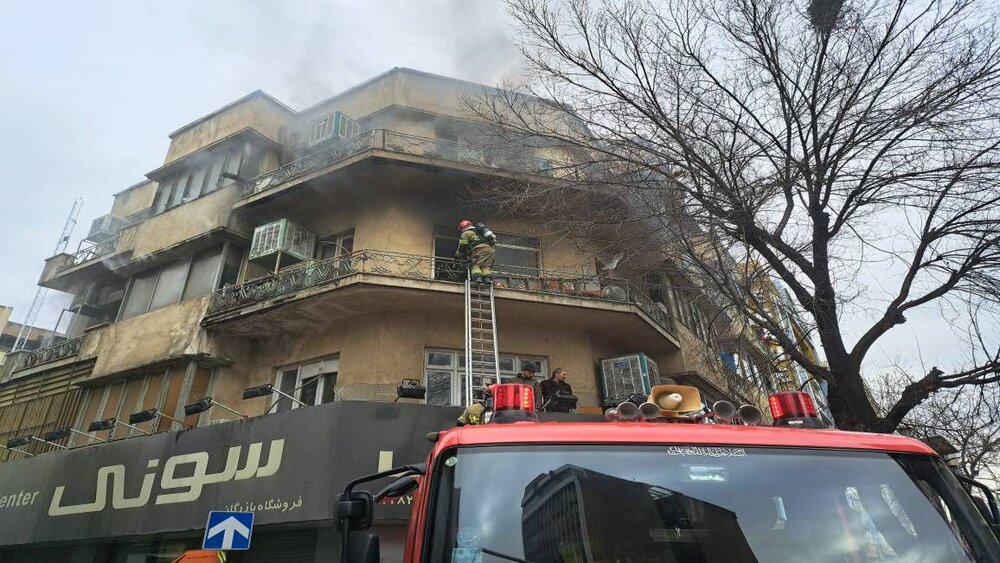حادثه آتشسوزی مغازهای در خیابان جمهوری و نجات ۱۵ نفر